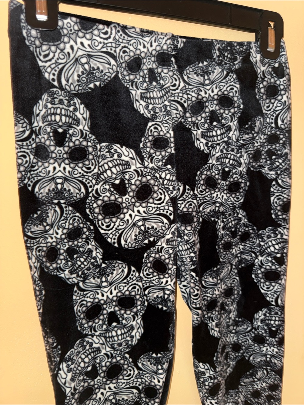 No Boundaries Black and White Velour Skull Leggings Size S